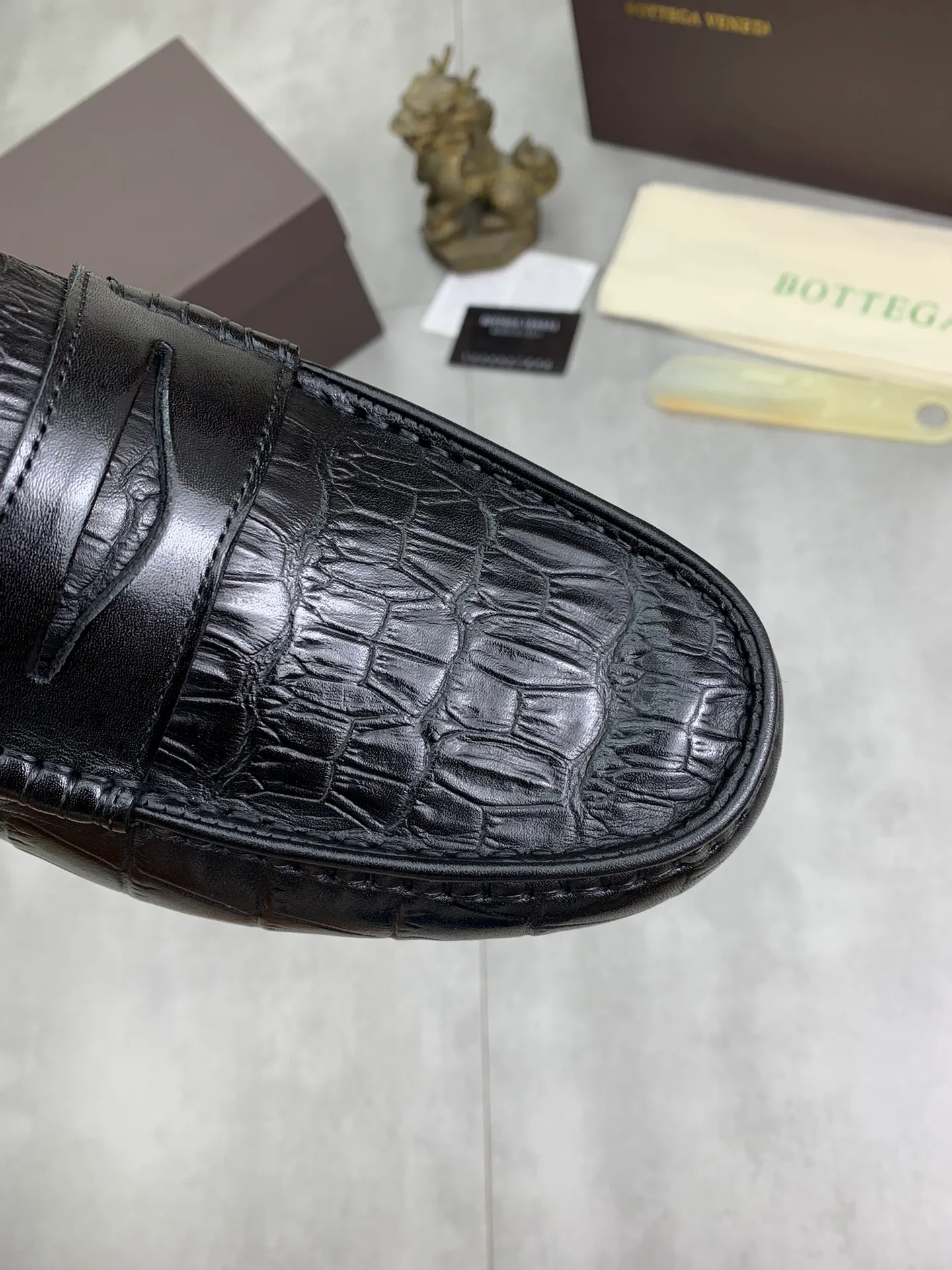 Men's shoes 💰P420 [New model] Water-dyed Niuli 💰High-quality business beanie shoes 💎💎💎 BOTTEGA VENETA official website synchronizes the latest top version of BV in the market, accepts material comparison, shoe type comparison, process comparison, practical and texture, versatile, suitable for any occasion, the more you look at it, the more it tastes. Purely hand-woven craftsmanship - Upper material, Italian 🇮🇹 imported crocodile pattern calfskin - High-quality water-dyed cowhide lining - Original private model customized outsole -Size: 39-44 (38 45 can be customized) Color: black or brown optional